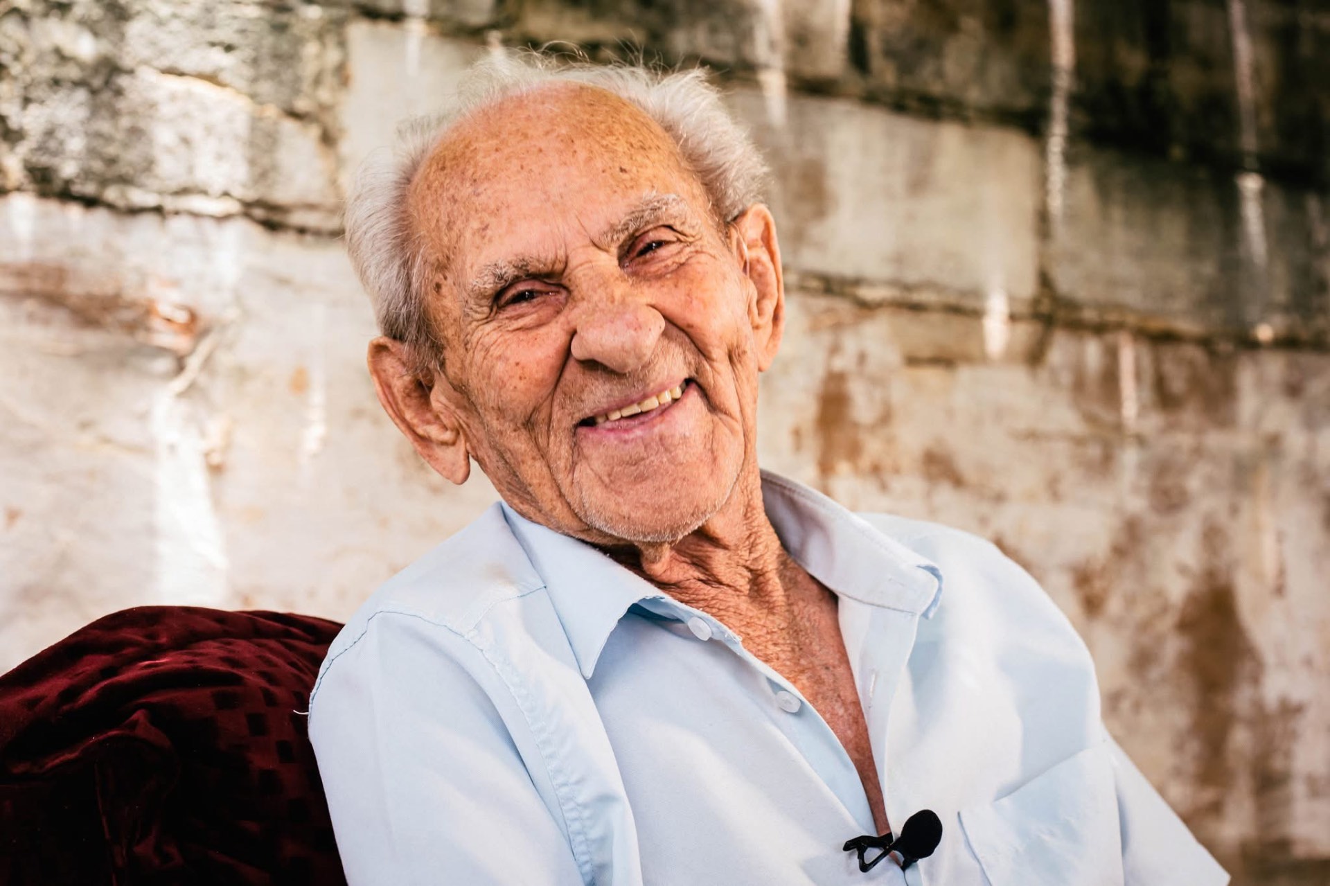 Vovô Anésio sorrindo