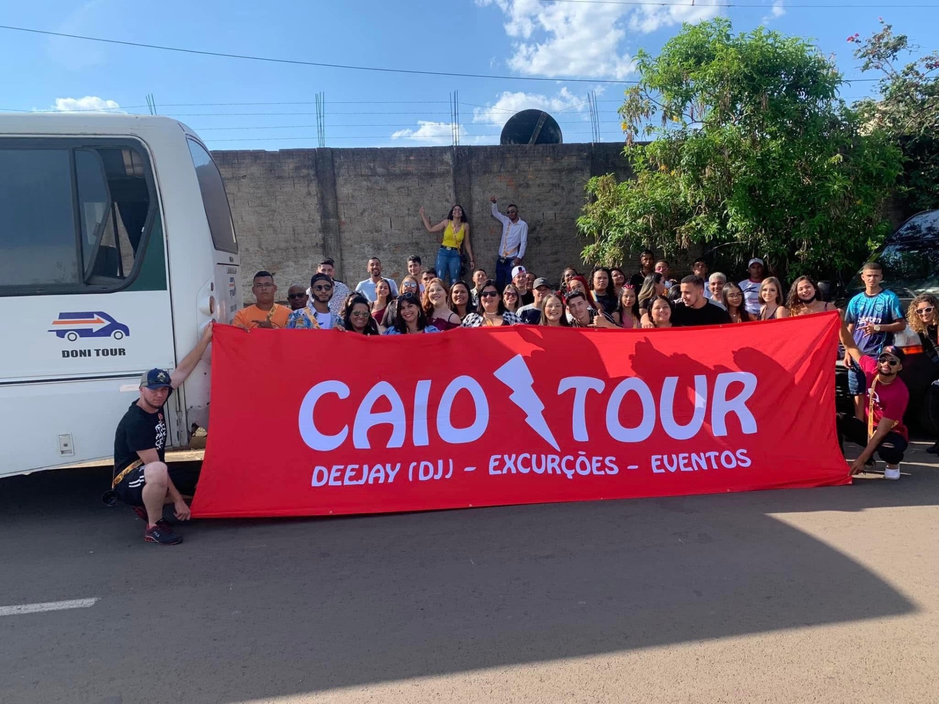 Grupo do Caio Tour em frente ao ônibus