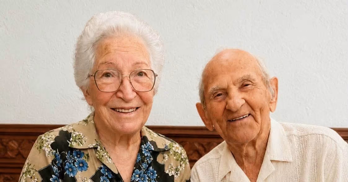Vovó e Vovô Anésio sorrindo