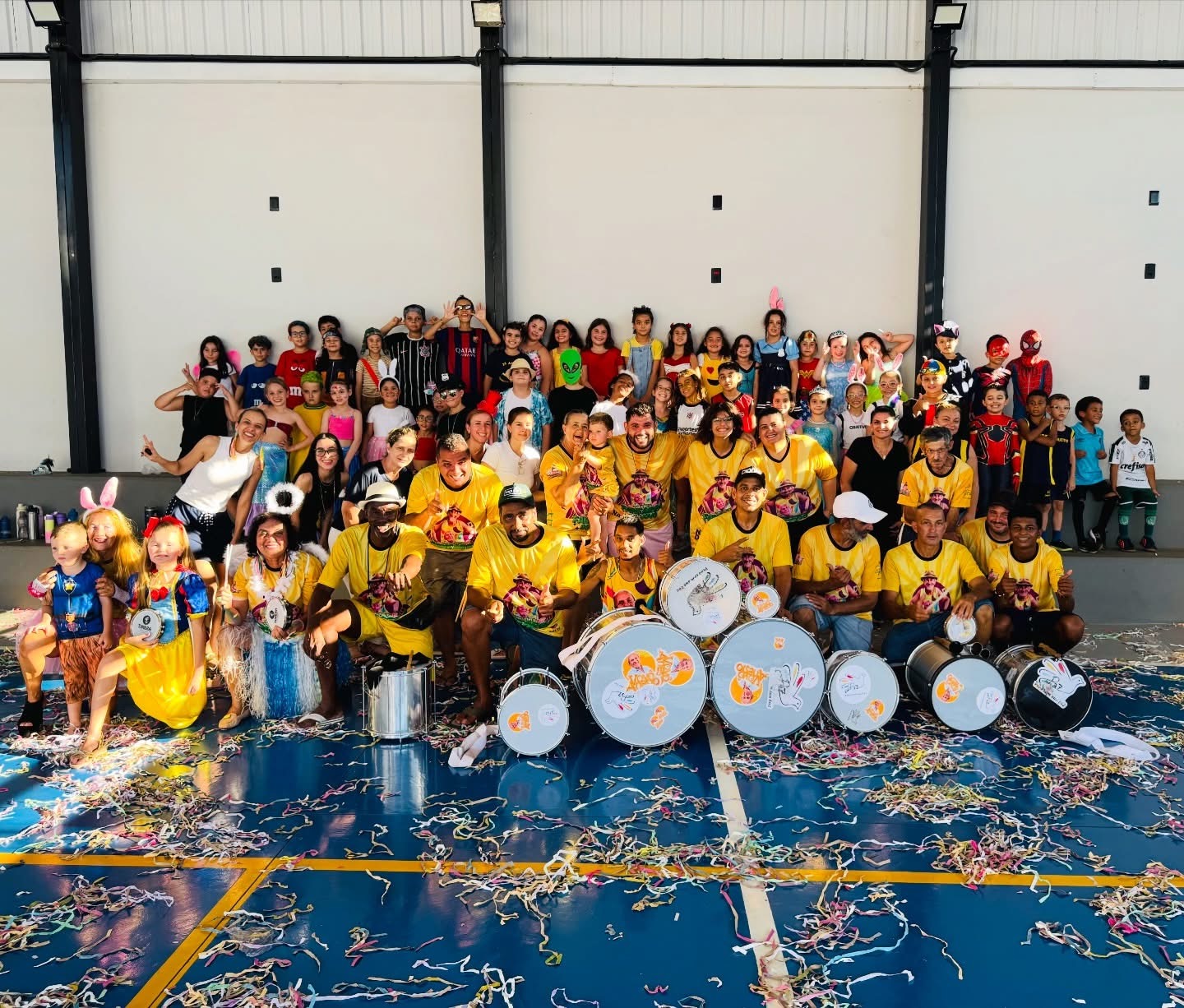 Fanfarra do Vovô Anésio em evento de carnaval com crianças fantasiadas