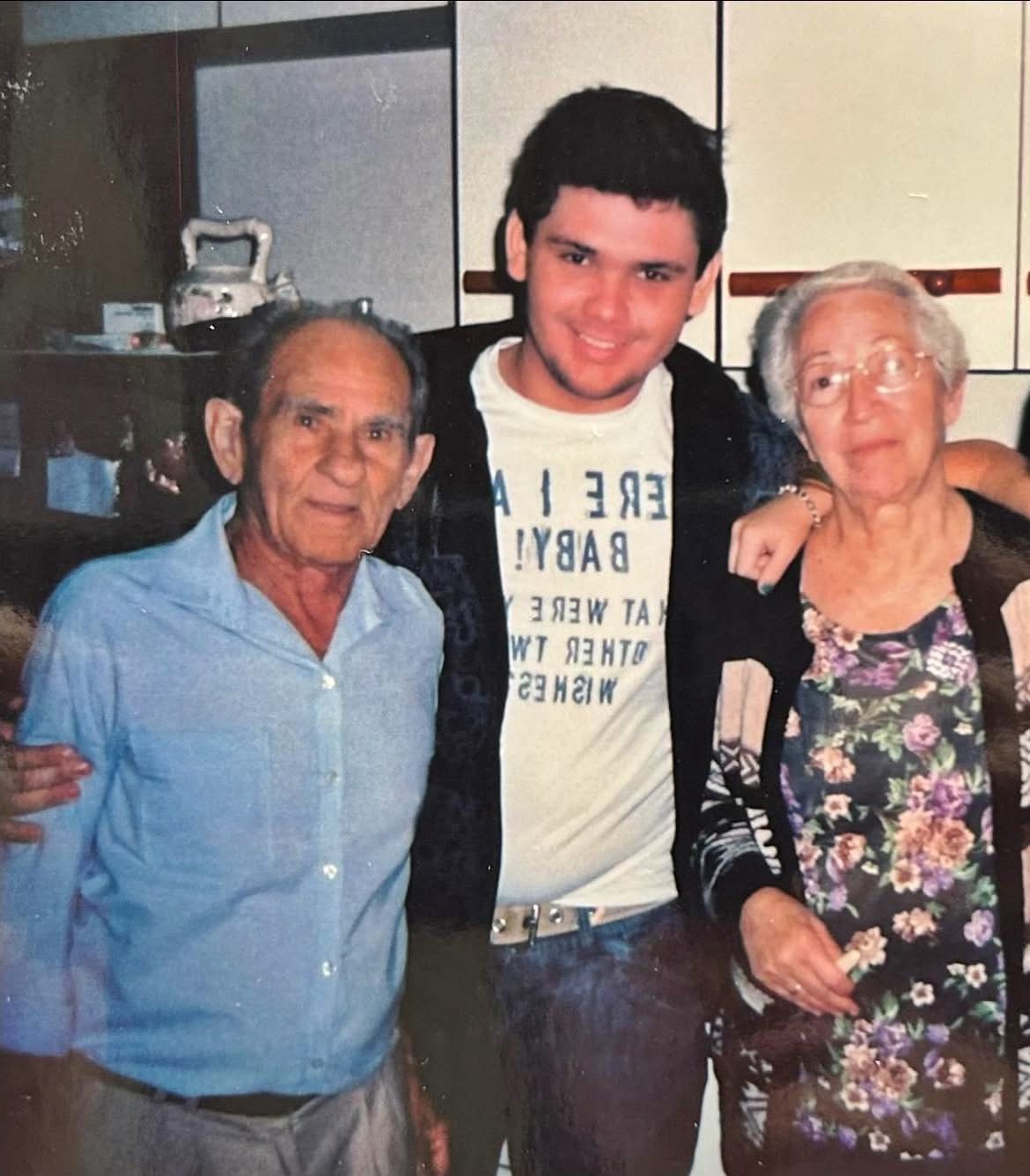 Foto antiga: Caio jovem abraçado com o Vovô Anésio e a Vovó Elza