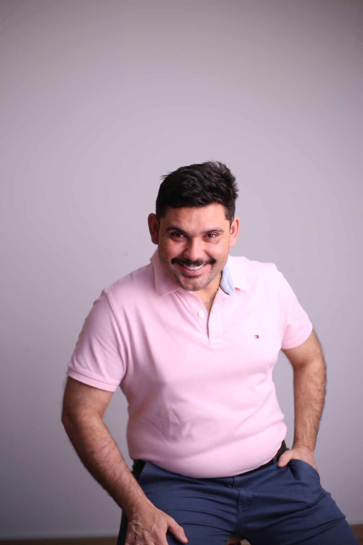 Caio sorrindo de forma descontraída