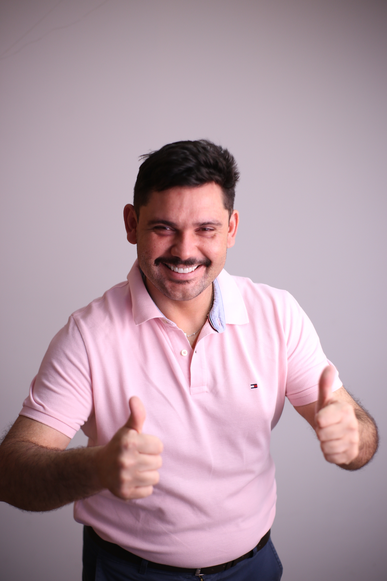 Caio sorrindo e fazendo sinal de positivo
