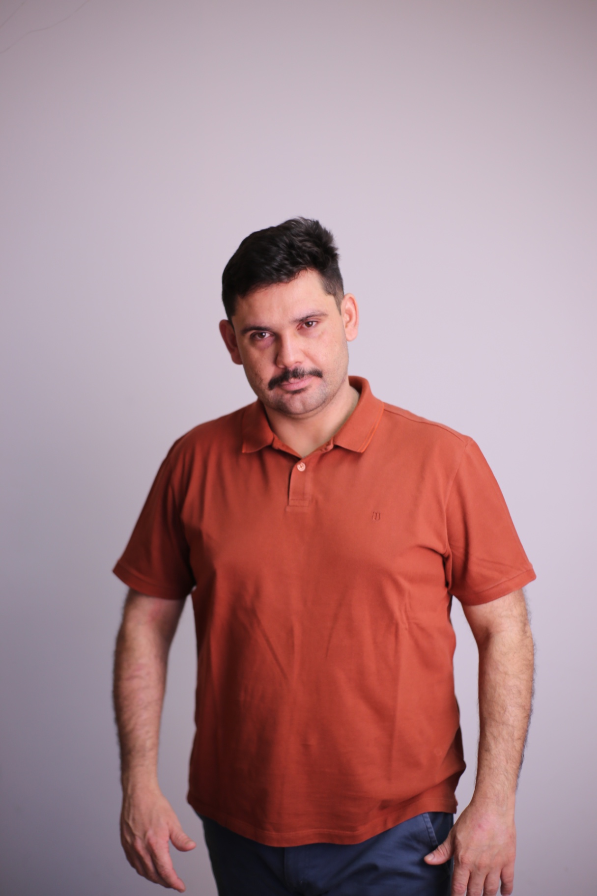 Caio em close, olhando para a câmera