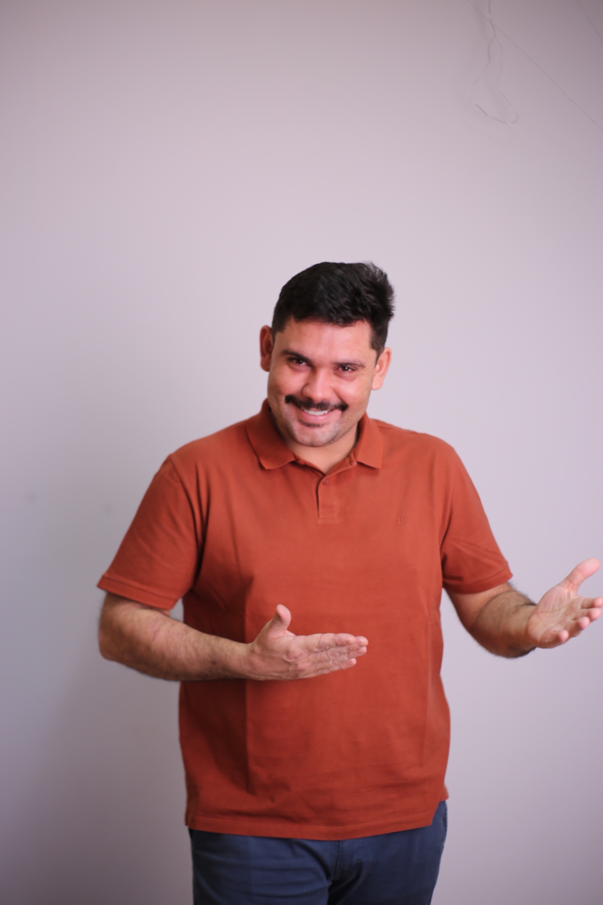 Caio conversando e gesticulando