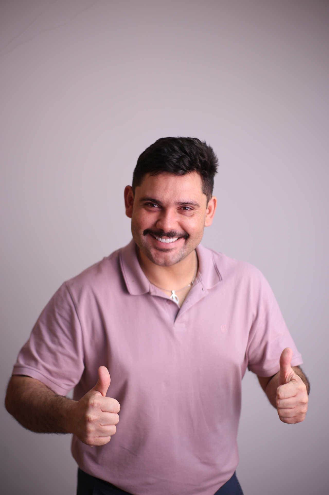 Caio fazendo sinal de positivo com as duas mãos