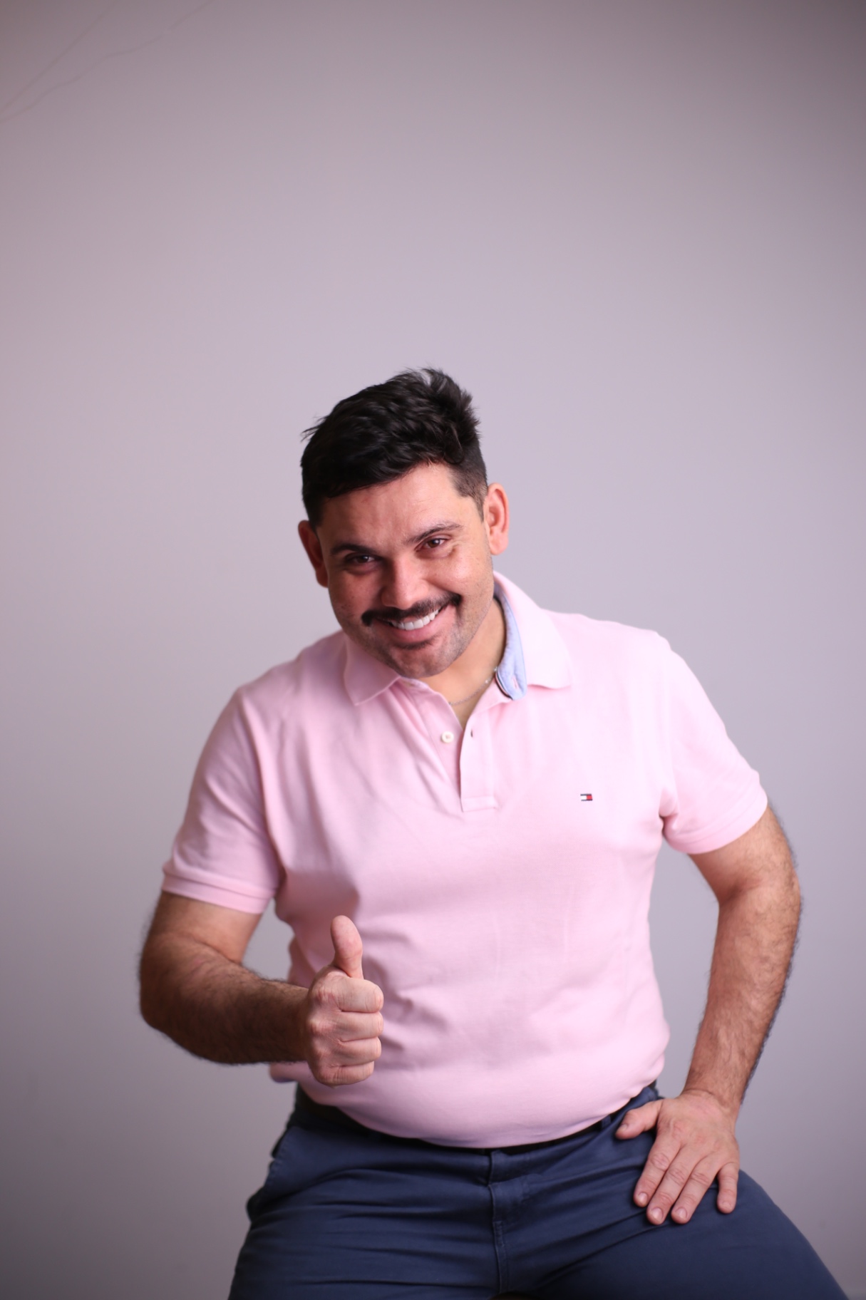 Caio sorrindo de forma descontraída