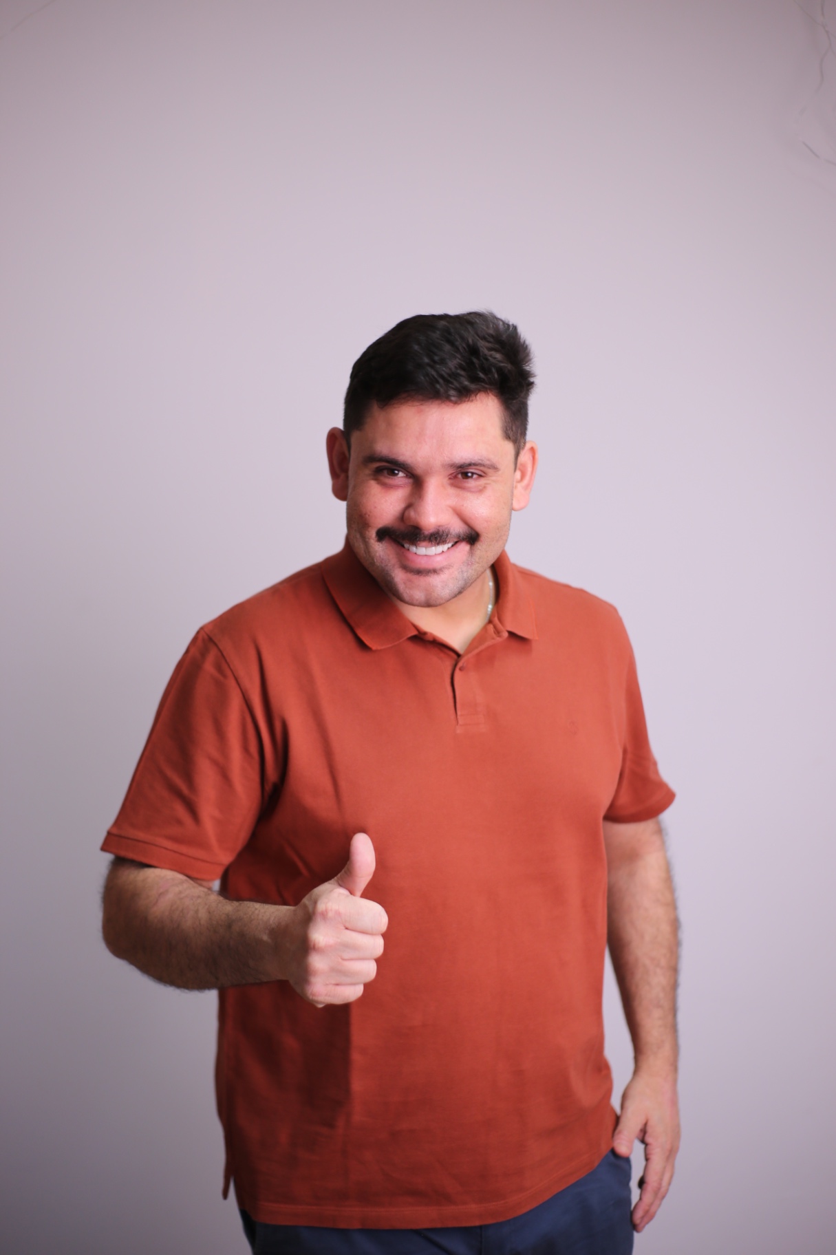 Caio fazendo sinal de positivo