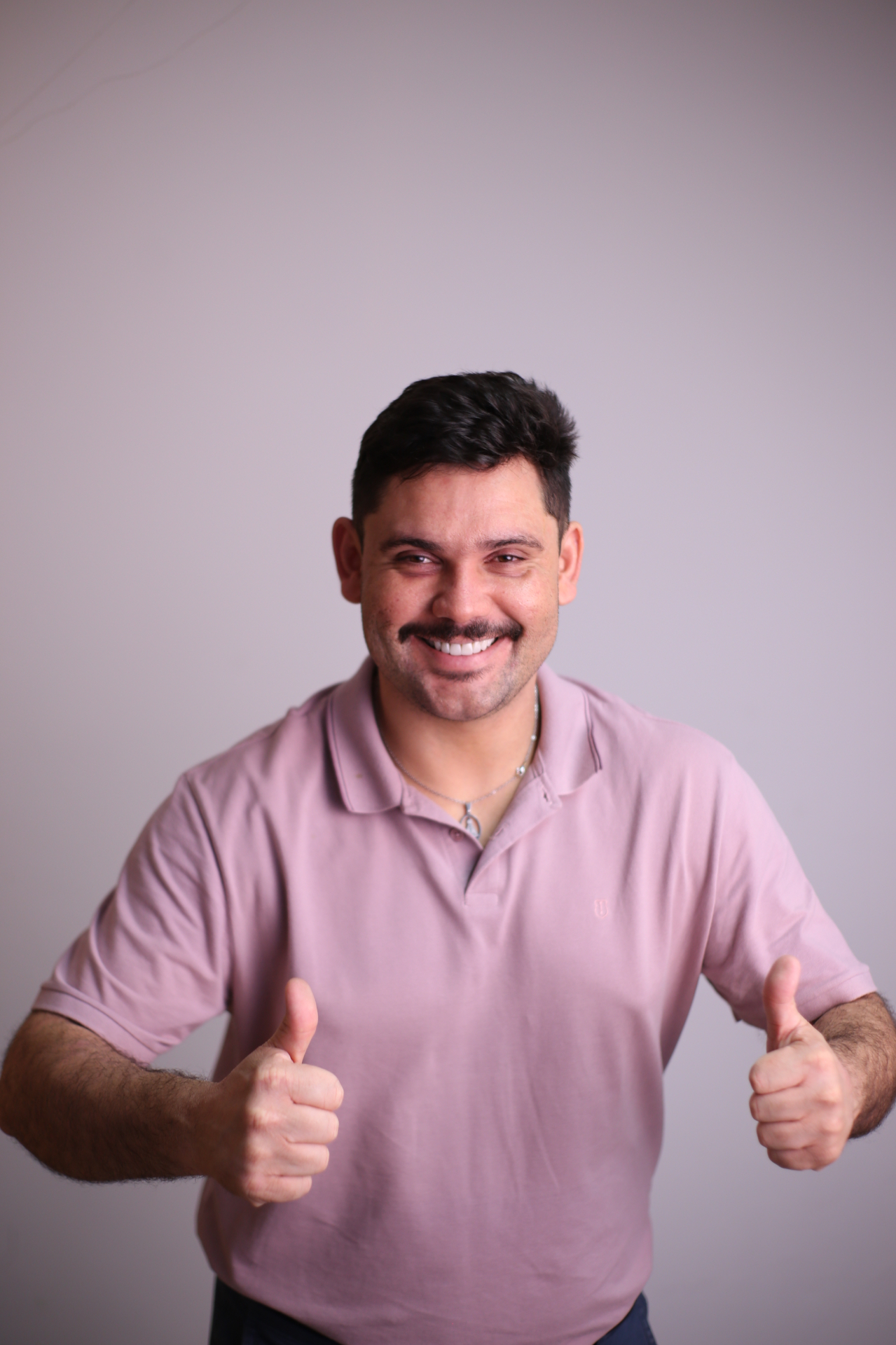 Caio fazendo sinal de positivo