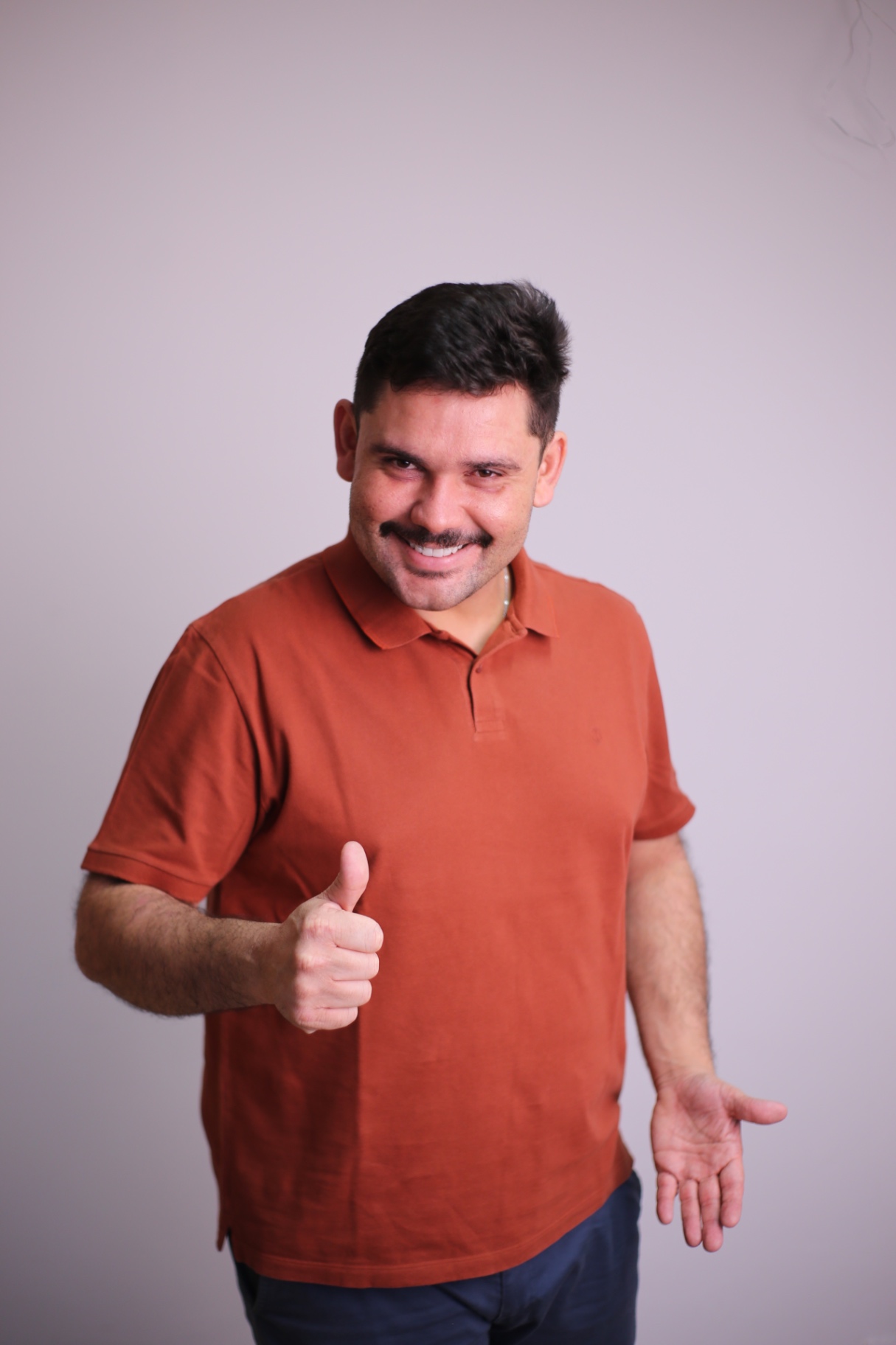 Caio fazendo sinal de positivo