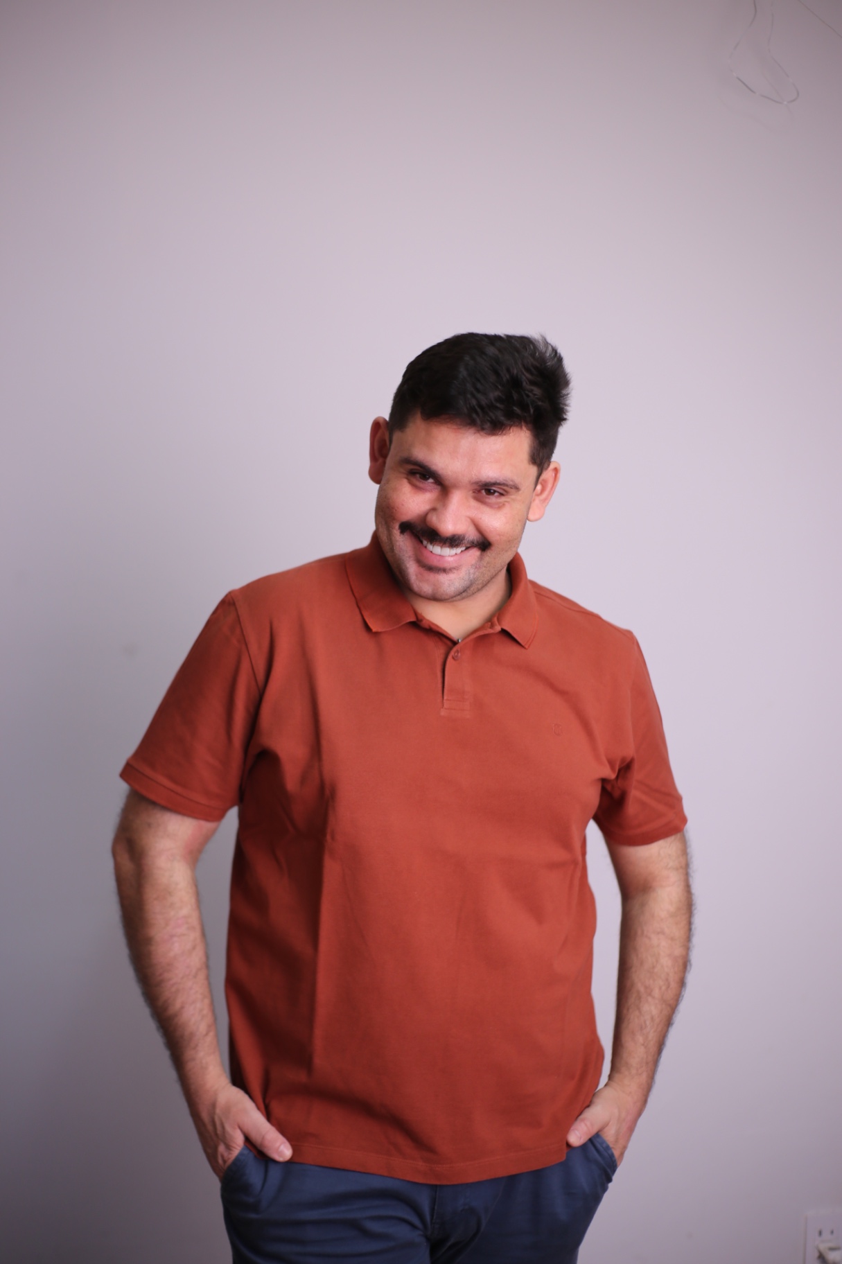 Caio sorrindo em pé