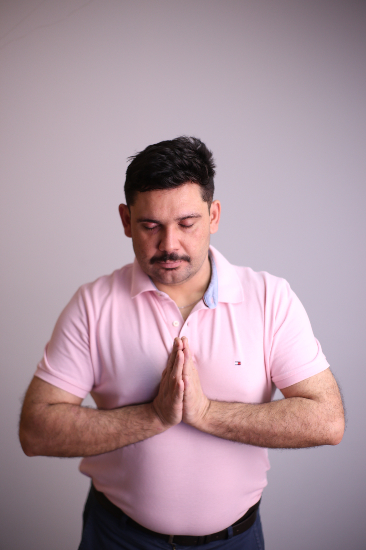Caio em momento de oração