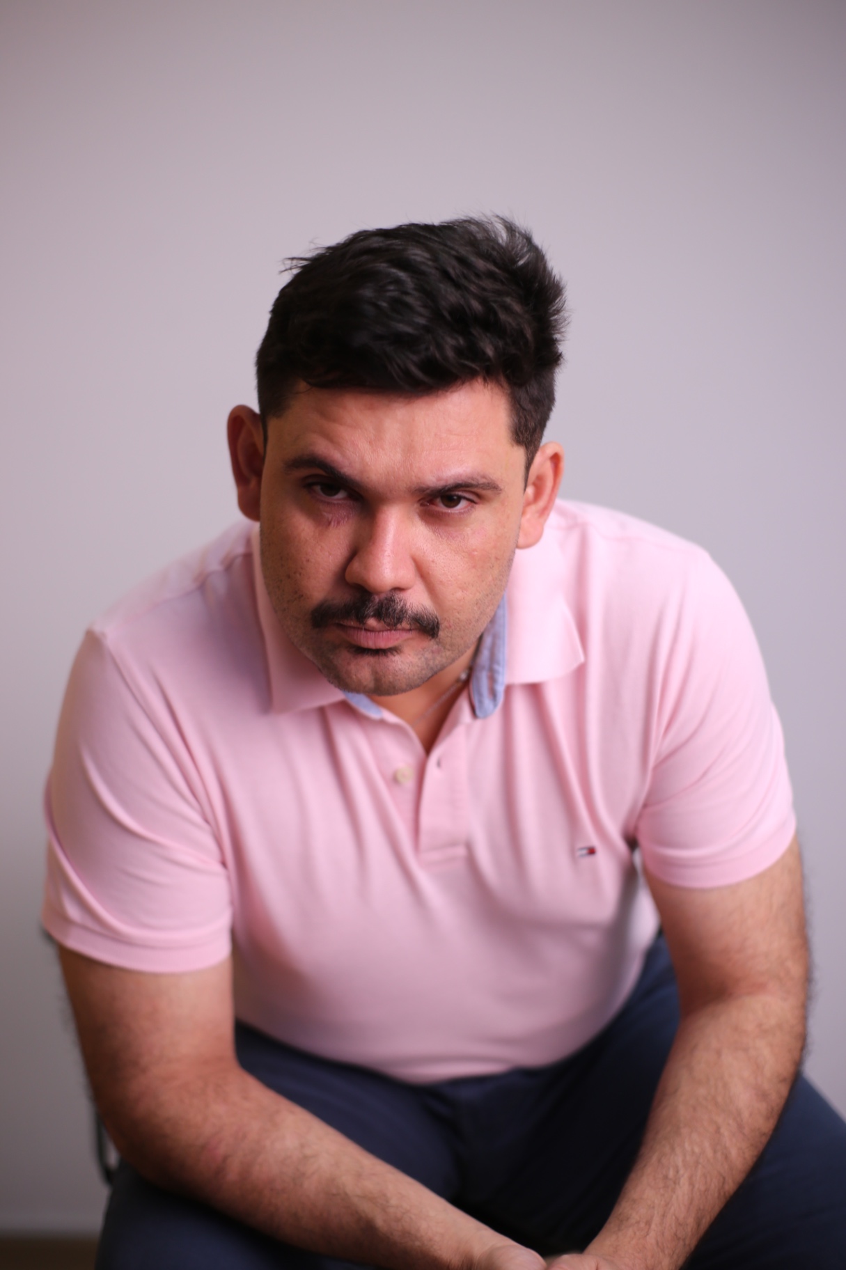 Caio sentado, em atitude de escuta